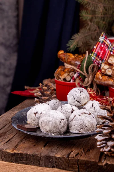 Traditionelle Weihnachtsmandelschokolade Schneebälle Kekse Bedeckt Puderzucker Pulver Russischer Tee Mexikanische lizenzfreie Stockbilder