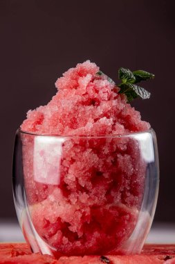 Olgun karpuzun üzerinde karpuz şerbeti. Yaz tazeleyici tatlı. Ön manzara. Boşluğu kopyala