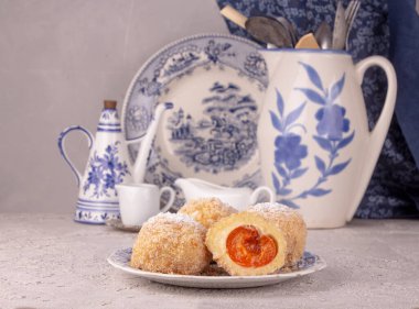 Avusturya ve Çek tatlıları beyaz mavi antika antika tabaklara karşı kayısı köfteleri diz çöktürür. Süzme peynir hamuru.