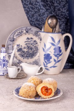 Avusturya ve Çek tatlıları beyaz mavi antika antika tabaklara karşı kayısı köfteleri diz çöktürür. Süzme peynir hamuru. 