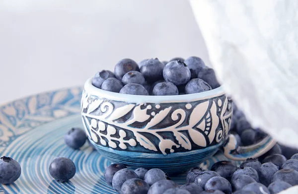 Bol Bleuets Frais Sur Assiette Bleue Saine Alimentation Biologique Concept — Photo