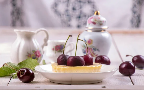 Kleine Portion Kastenkuchen Mit Süßkirschen Dekoriert — Stockfoto