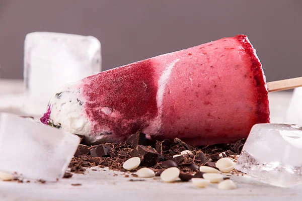 Παγωτό Φράουλα Popsicle Γλειφιτζούρι Σκάει Σαντιγί Διακοσμημένα Σοκολάτα Και Παγάκια — Φωτογραφία Αρχείου