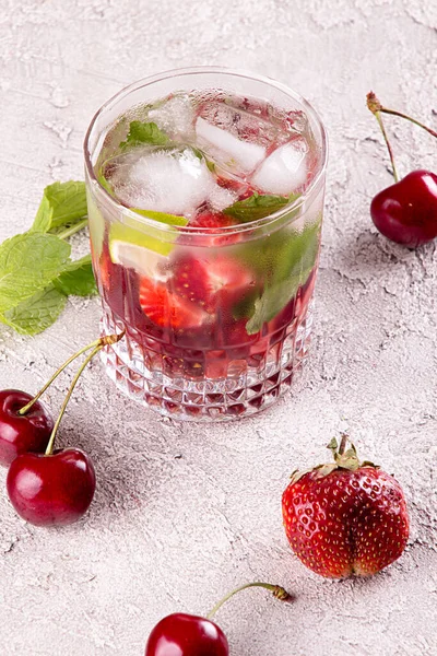 Verano Fresa Dulce Cereza Cóctel Helado Bebida Vasos Sobre Fondo — Foto de Stock