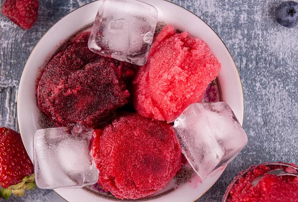 Balls Homemade Strawberry Red Currant Raspberry Blueberry Ice Cream Sorbet — Stockfoto