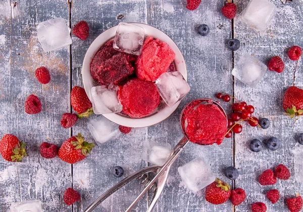 Balls Homemade Strawberry Red Currant Raspberry Blueberry Ice Cream Sorbet — Foto de Stock
