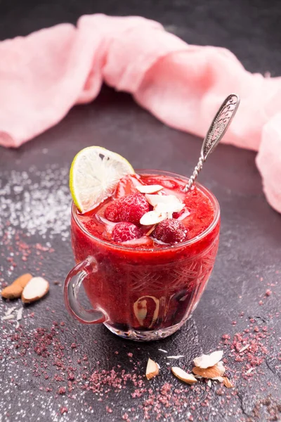 Batido Batido Fresa Mezclado Con Fresas Enteras Hielo Limón Vasos — Foto de Stock