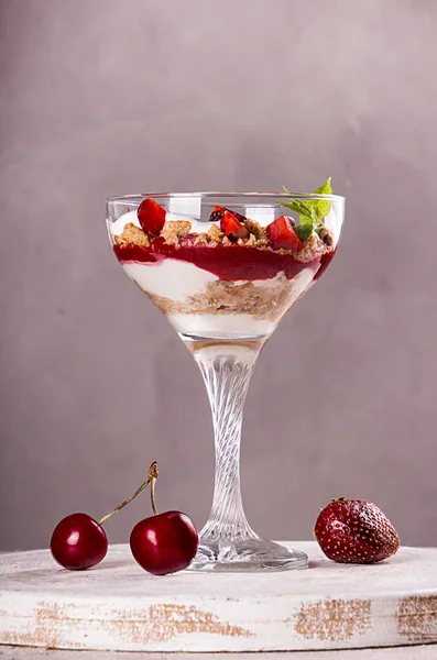 Summer Cake Glass Strawberry Sweet Cherry Layered Trifle Biscuit Mascarpone — Fotografia de Stock