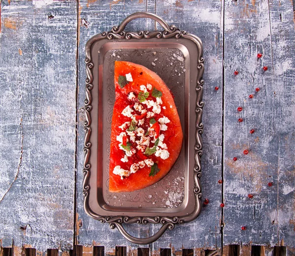 Gegrillte Wassermelone Mit Feta Käse Chilipfeffer Und Minze Auf Einem Stockfoto