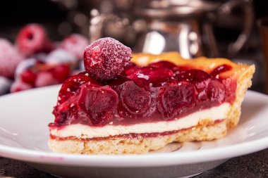 Kirazlı cheesecake. Beyaz tabakta çocuk oyuncağı.
