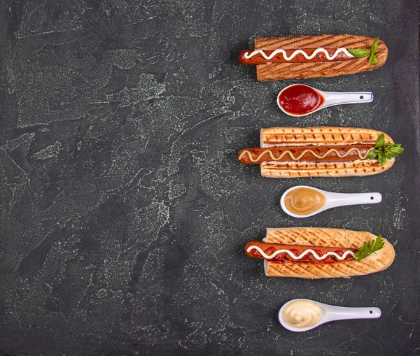 木の背景にホットドッグやソース ファーストフード アメリカの追加料理 トップビュー コピースペース — ストック写真