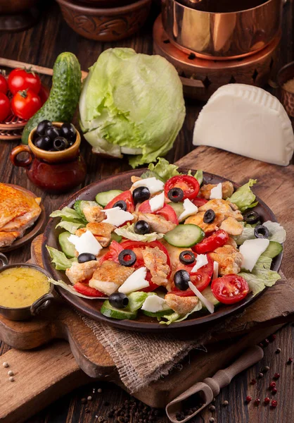 야채와 모차렐라 올리브 닭고기 도마도 샐러드 탄수화물이 — 스톡 사진