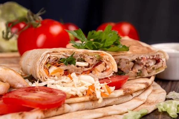 Popularne Arabskie Tureckie Fastfood Doner Shawarma Roll Mięsa Warzyw Składników — Zdjęcie stockowe