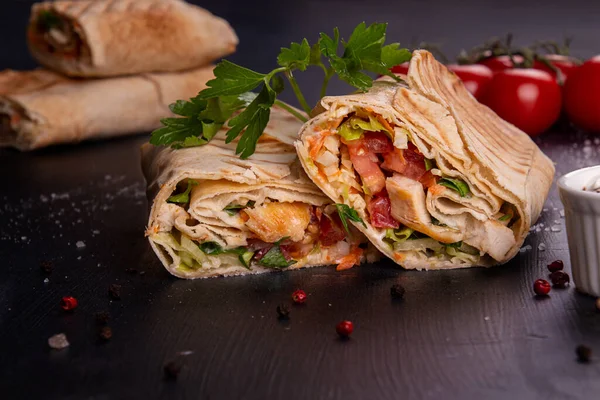 Popüler Arap Türkleri fast food bağışçısı shawarma rolleri, arka planda et ve sebzelerle