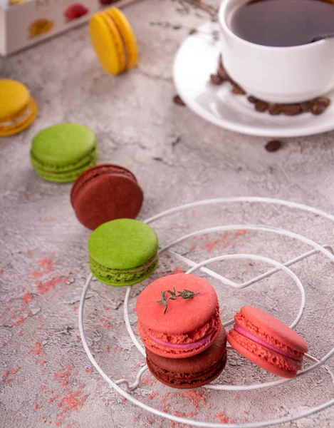 Macarons Coloridos Xícara Café Sobre Fundo Cinza — Fotografia de Stock