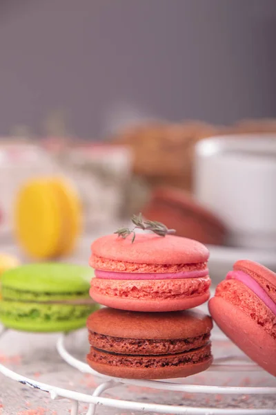 Macarons Coloridos Sobre Fundo Preto Foco Seletivo — Fotografia de Stock