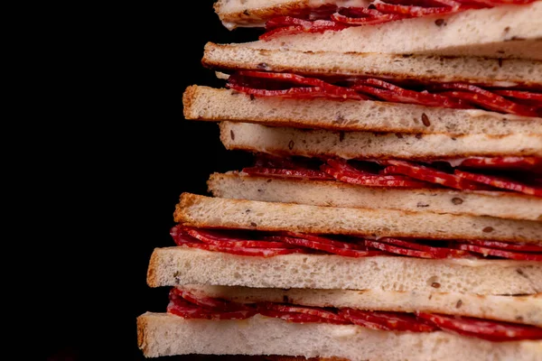 Heep Von Sandwiches Toastbrot Und Salami Auf Schwarz Fast Food Stockbild