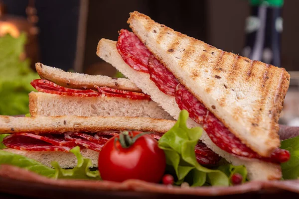 Heep Sandwiches Toastbrot Salami Auf Einem Holztisch Fast Food Ungesundes lizenzfreie Stockfotos