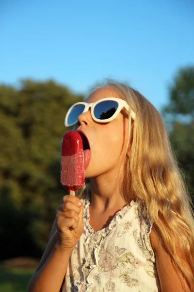 Menina e sorvete — Fotografia de Stock