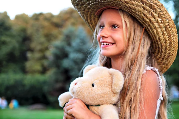 Klein meisje met teddybeer — Stockfoto