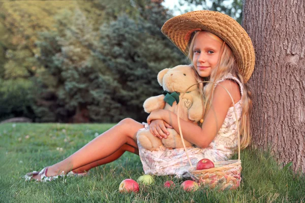 Klein meisje met teddybeer — Stockfoto