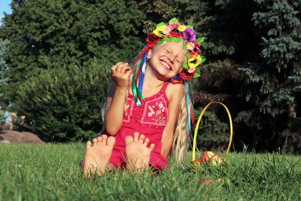 Tertawa gadis kecil di karangan bunga — Stok Foto