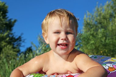 küçük çocuk gülümseyen