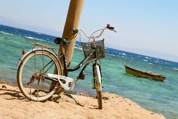 Bicycle on beach — Stock Photo, Image
