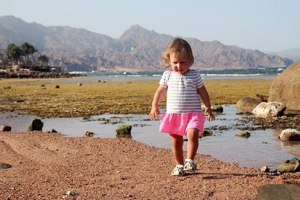 Niño caminando por la costa —  Fotos de Stock