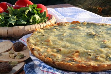 Kiş ve domates ve fesleğen ile plaka