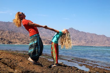 Anne ile kızı plajda