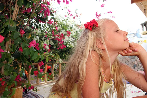 Śliczną dziewczynkę z kwiatem we włosach — Zdjęcie stockowe