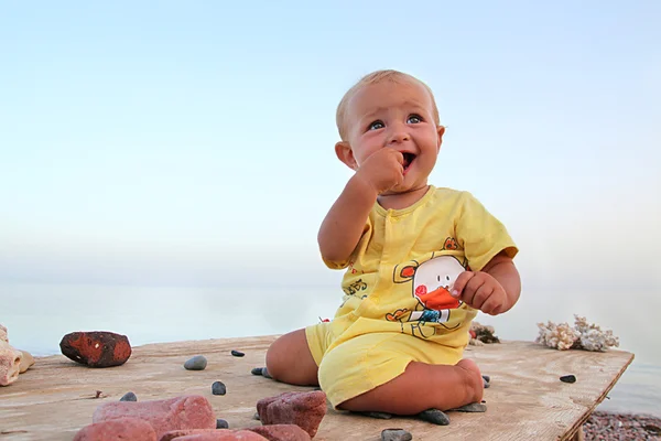 Niño sentado en la mesa —  Fotos de Stock