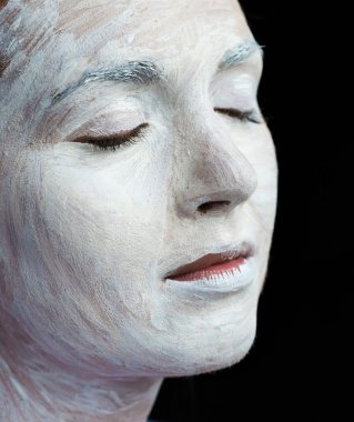 Genç bayana makyaj uygulamak.