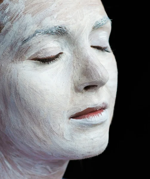 Genç bayana makyaj uygulamak.