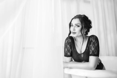 Çok seksi genç kadın banyoda oturuyordu