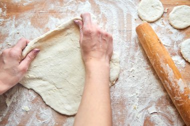 Ahşap masa eller tarafından pişmiş ham unlanmış hamur