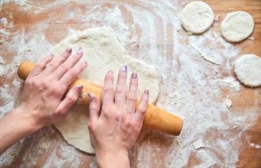 Ahşap masa eller tarafından pişmiş ham unlanmış hamur