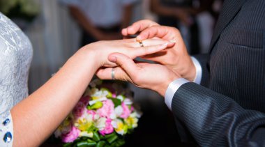 Gelin ve damat buket çiçek yüzük ile tutun
