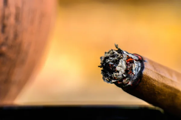 Макро-куріння сигари без диму крупним планом — стокове фото