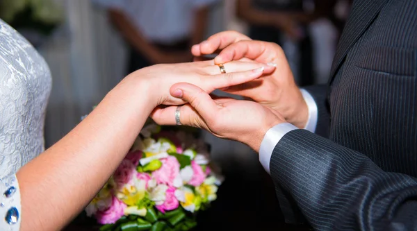 Noiva e noivo segurar buquê de flores com anéis — Fotografia de Stock