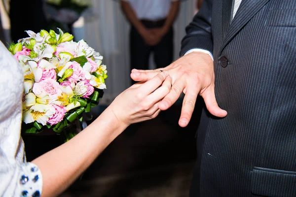 Noiva e noivo segurar buquê de flores com anéis — Fotografia de Stock