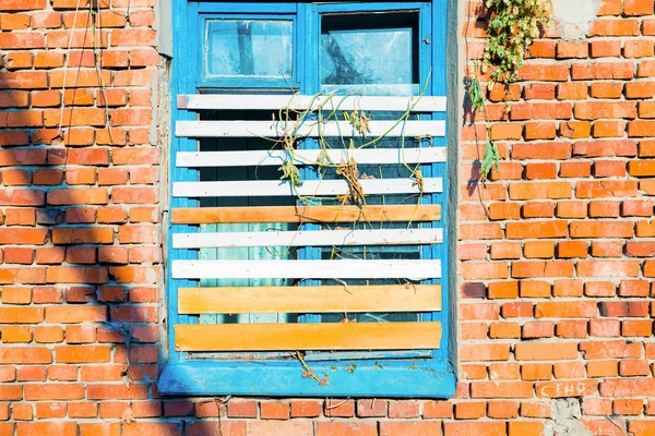 Oude gebroken raam op de muur — Stockfoto