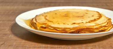 Beyaz tabakta bal ile Pancakes.