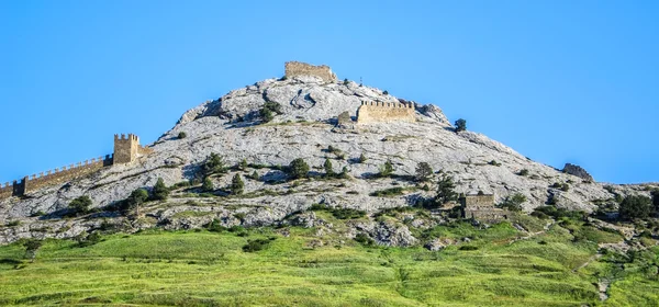 Hrad s bailey na kopci. — Stock fotografie