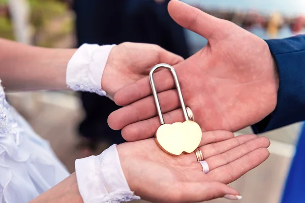 Romantiska händer som håller hjärtat formade lås. — Stockfoto