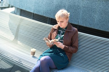 Kadın kahve ile kitap okuma