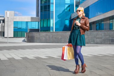 Güzel kadın alışveriş torbaları ile kahve içme