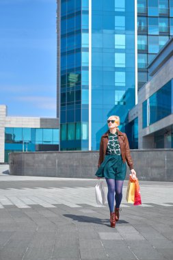 Alışveriş torbaları ile yürüyen güzel kadın