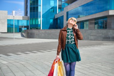 Alışveriş kadın telefon görüşmesi